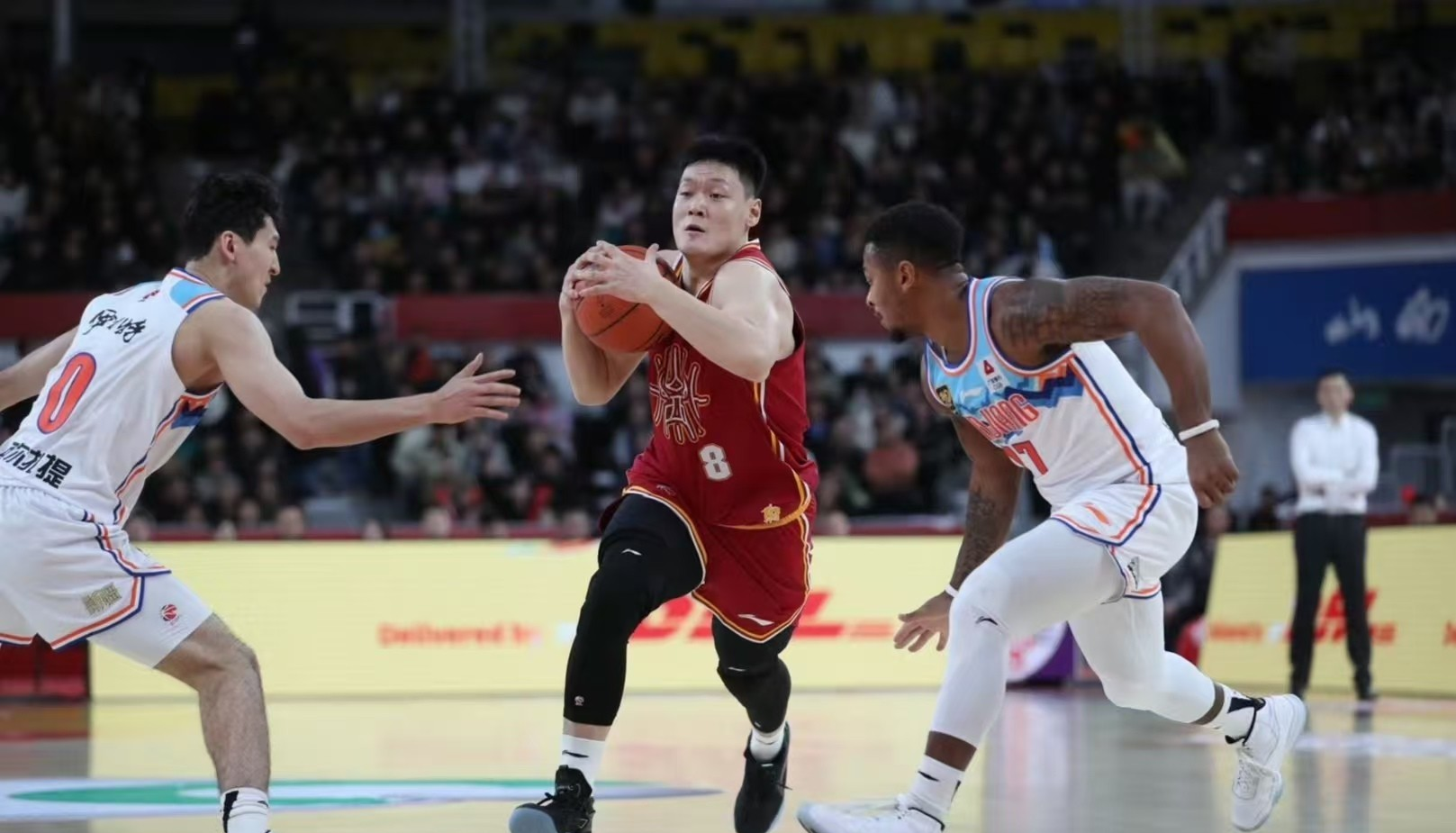 关于篮球明星争相登场，赛场紧张刺激的信息